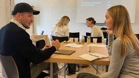 4 studerende på Design og Retorik i undervisningssituation