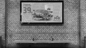 Plakat hængt på murstensvæg