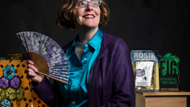 Foto af Celia Pearce med vifte
