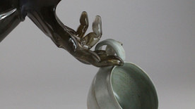 hånd med keramisk kop
