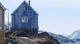 Forside af Magasin for Bygningskunst nr. 10 - Gult og blåt hus i delvist snedækket landskab ved fjord