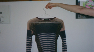 Udstrakt arm holder bøjle med stribet bluse