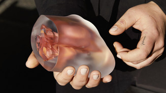 Hænder holder glashjerte
