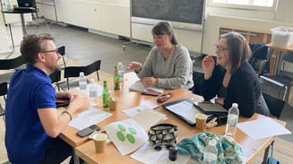 Master i Design Deltagere i samtale siddende omkring et bord