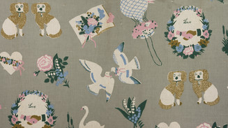 Stoftryk med motiver af duer, blomsterkranse, hunde og svaner