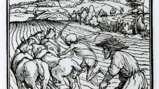 Træsnit med en bonde, der pløjer en mark med heste, mens en hjælper styrer ploven; landsby og kirke i baggrunden.