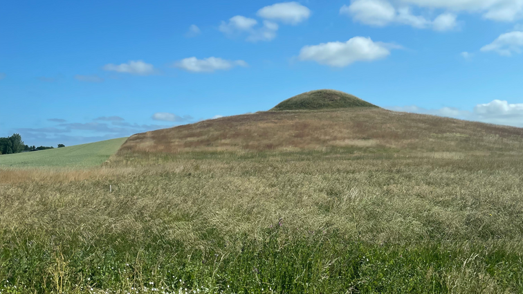 Landskab med blå himmel