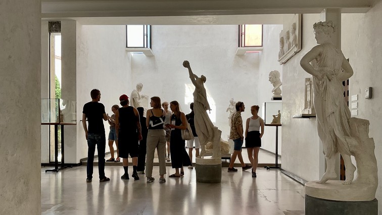 Studerende ser på statuer