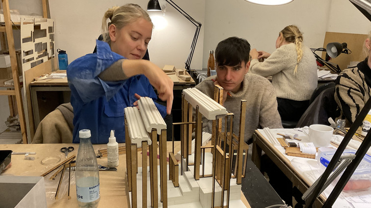 To studerende arbejder med en model