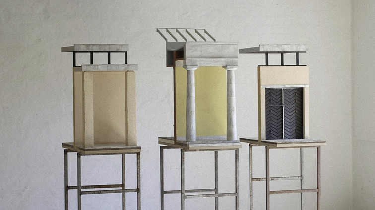 Tre arkitekturmodeller udstillet på podier
