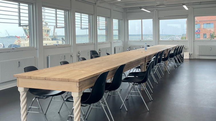 Langbord med fint udskårne træben