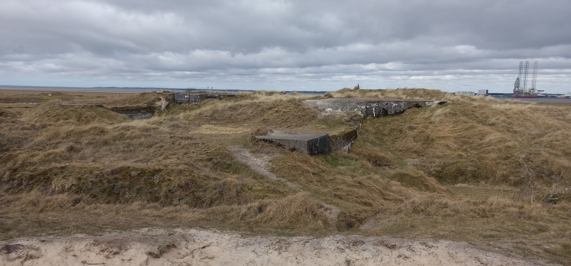 Bunker delvist begravet i landskabet