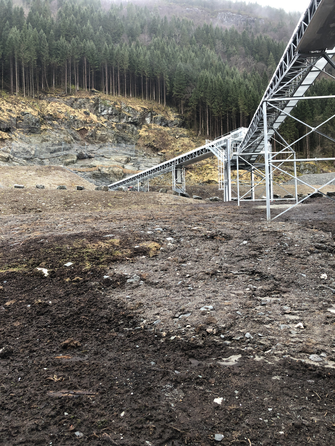 Samlebånd av materiale ut av fjellet
