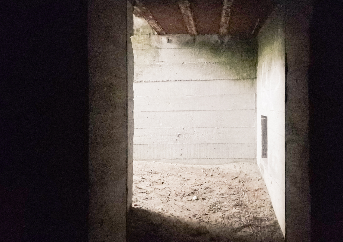 Billede af bunker delvist fyldt op med sand af sand