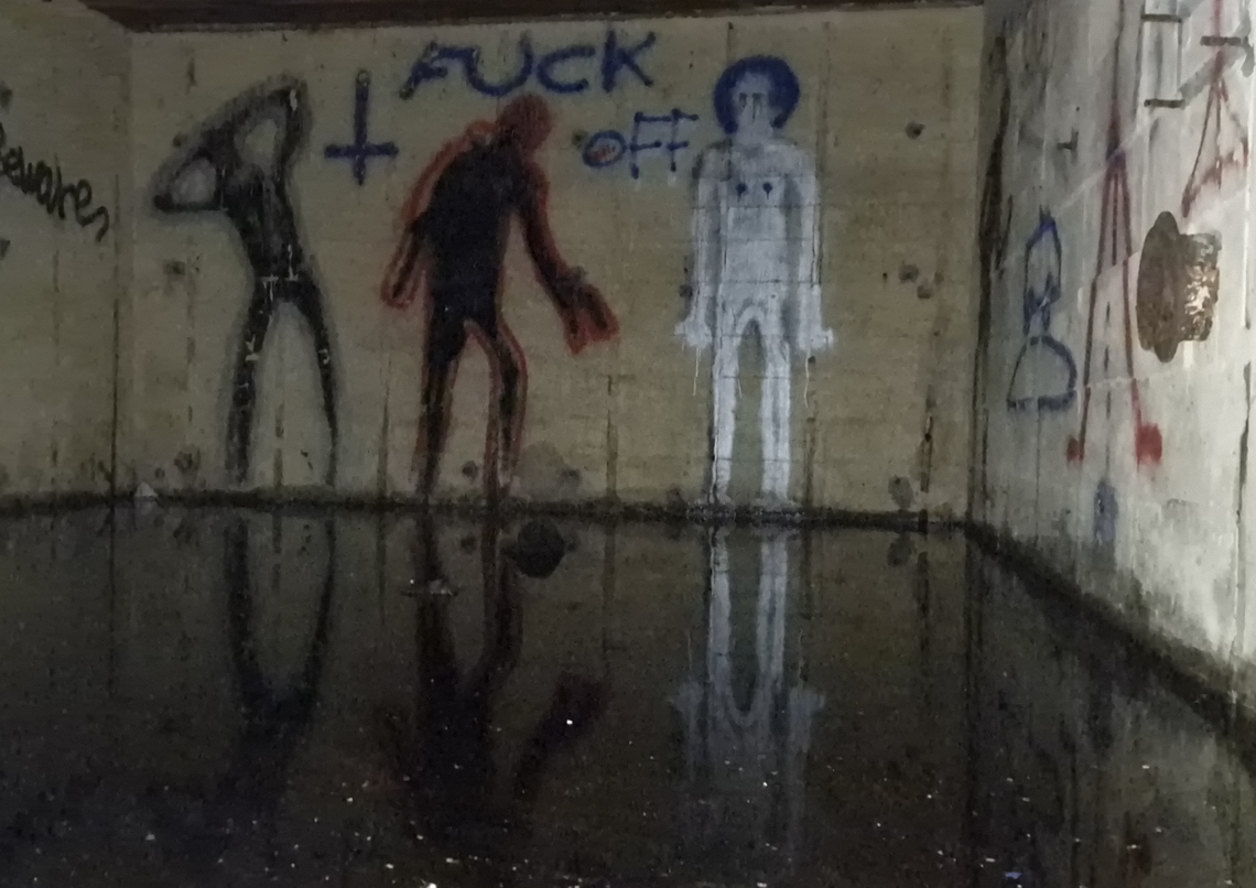 Billede af grafitti og vandspejl i bunker