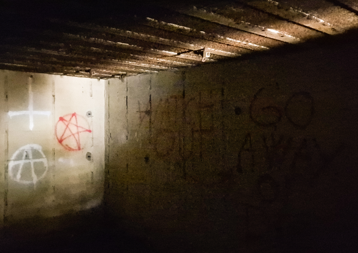 Billede af lysindfald og grafitti i bunker