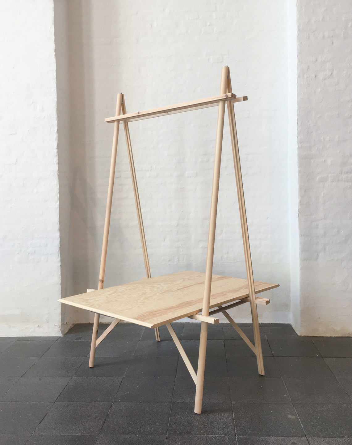 Easel in light wood