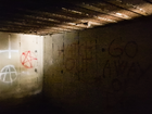 Billede af lysindfald og grafitti i bunker
