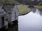 Naust, stein forhøgning ved fjordt, bru over elva