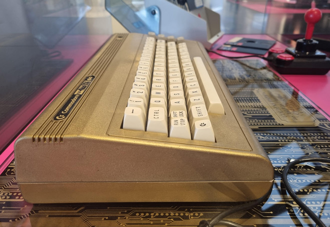 Gyldent tastatur til Commodore 64