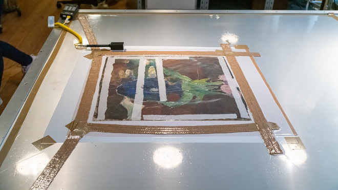 I modulet konservering og restaurering af maleri på lærred og træ afprøves forskellige konserveringsmetoder på malerier fra museer. Hér bliver et lærredsmaleri konserveret på et specielt arbejdsbord, der kan etablere tryk og varme under behandlingen.