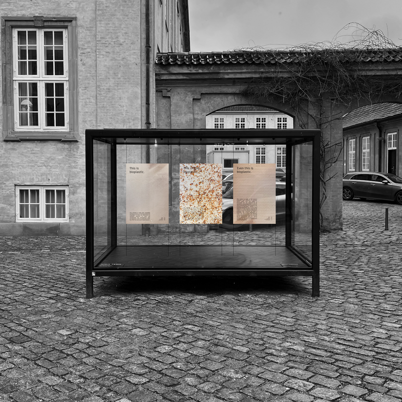 Udstillingsskab med tre plakater i jordfarver (Mock-up)