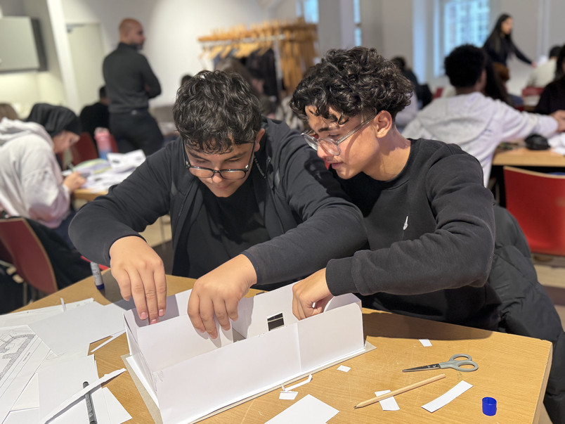 To drenge arbejder på en arkitekturmodel