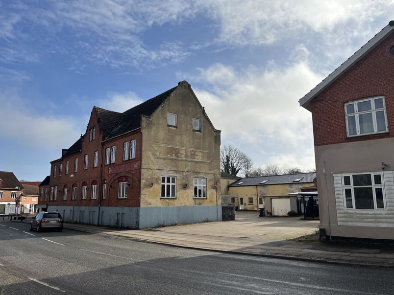 To huse ved øde gade