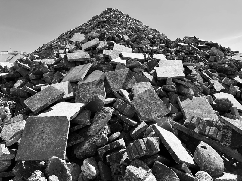 Bjerg af beton affald