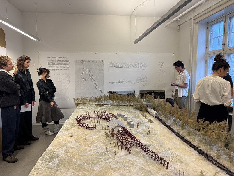 Studerende præsenterer arkitektonisk model