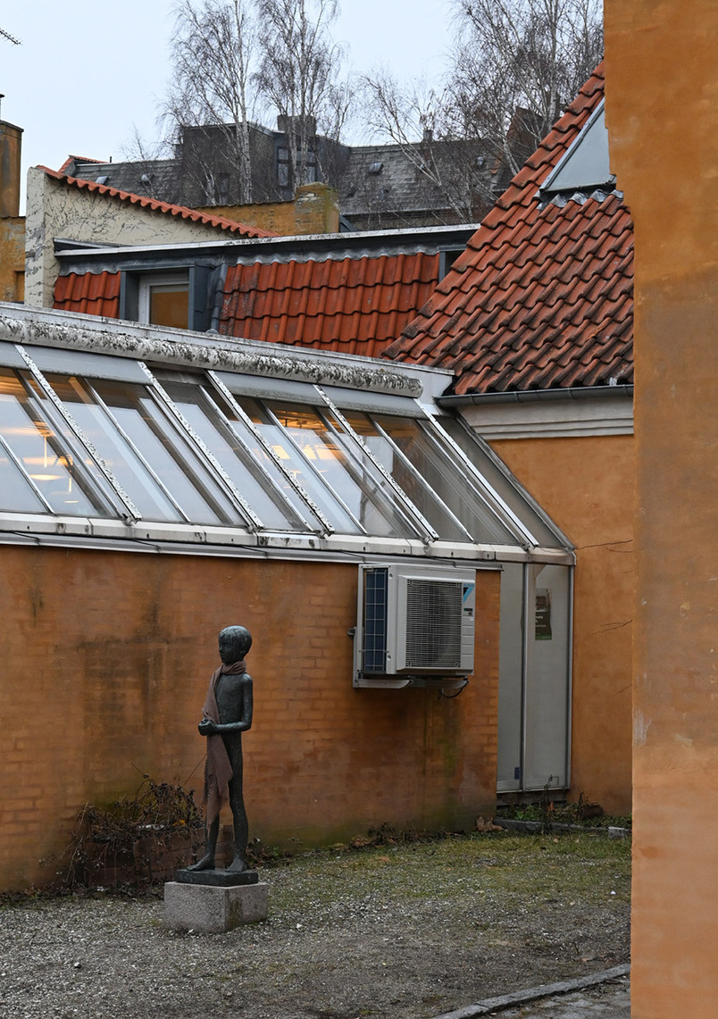 Eksisterende forhold. Mødet mellem bygningerne fra 1984 (forrest), 1930 (højre) og 1905 (Sprøjtehuset, øverst).