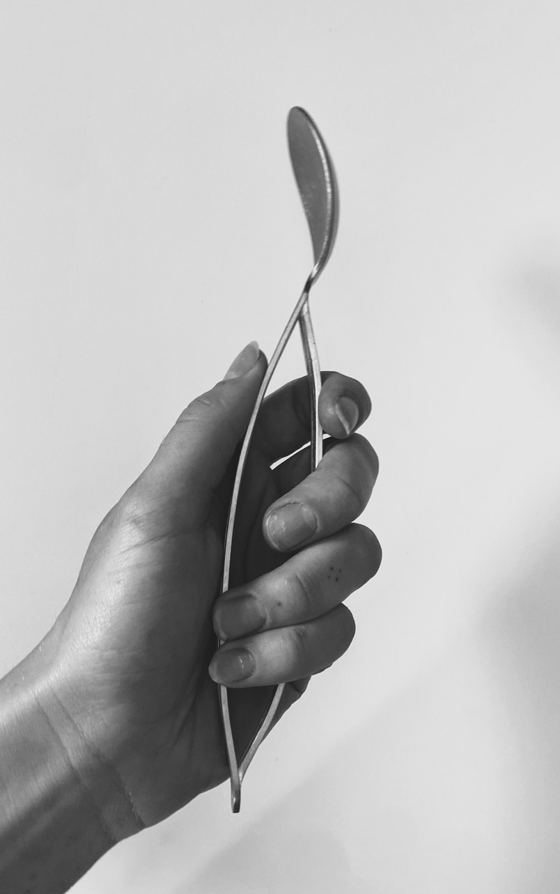 Demonstration of the spoon grip