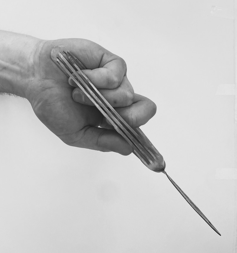 Demonstration of the knife grip