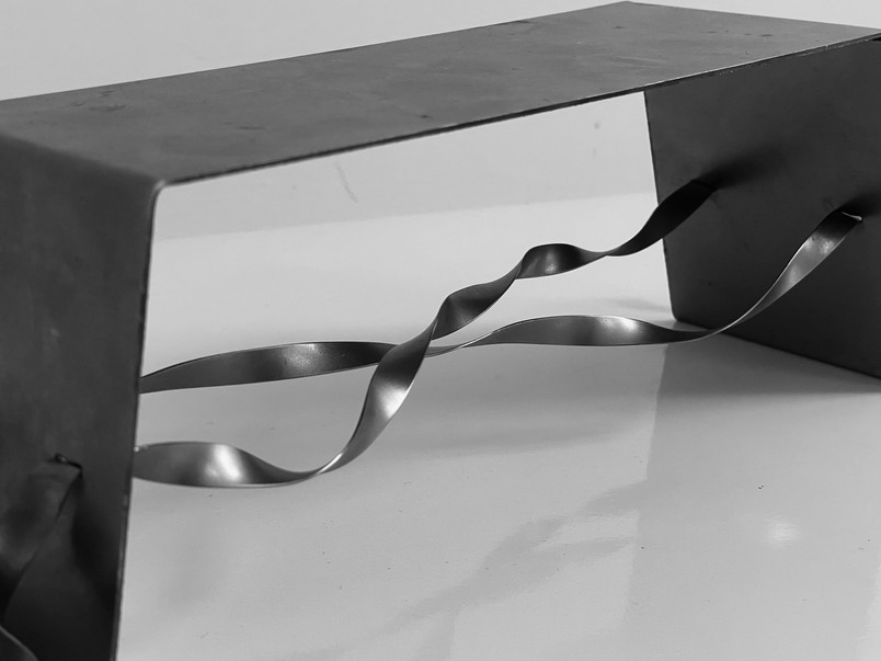 MODEL OF A BENCH . STEEL . THE ROPE TRANSLATED  .  