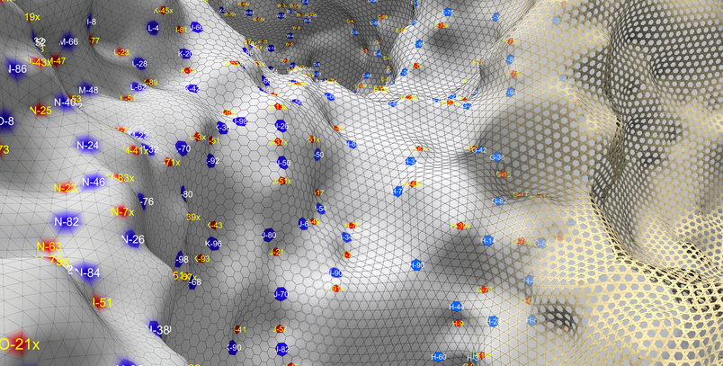 Digital 3D-model af en kurvet netstruktur med sekskantede og trekantede masker samt farvede markeringer.