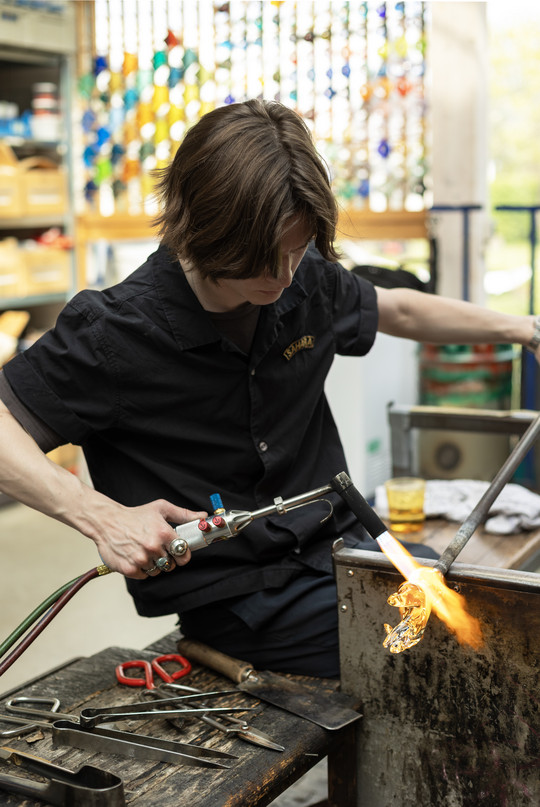 Lartigue Nathan sculpting a glass "Crossed fingers" hand - Glass blowing workshop of the academy. | Photo : I DO ART.