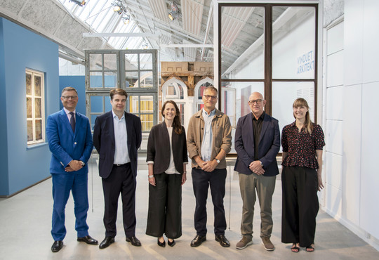 Foto af Jens Kann-Rasmussen Chair VILLUM FONDEN, Mads Kann-Rasmussen CEO VKR Holdning, Louise Grønlund, Lektor Bygningskunst og Design, Det Kongelige Akademi, Arne Høi Institutleder Bygningskunst og Kultur, Det Kongelige Akademi, Jakob Brandtberg Knudsen Dekan for arkitektur, Det Kongelige Akademi, Dorthe Bech-Nielsen Head of VILLUM Window Collection.