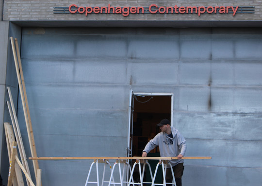 Planke på bukke foran Copenhagen Contemporary