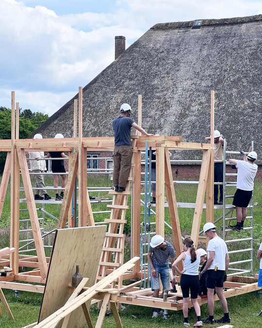 Studerende bygger på Frilandsmuseet