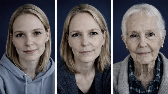 Tre portrætter af den samme person i forskellige aldre, side om side mod en mørk baggrund.