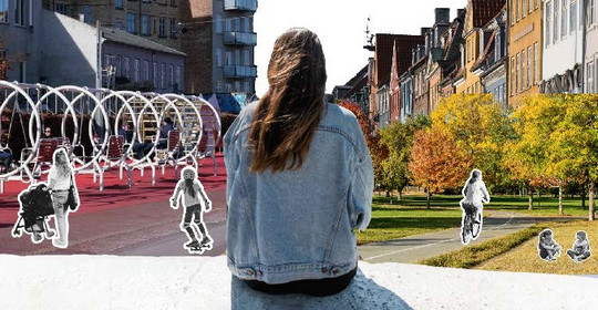 Person set bagfra i en collage af byrum med legeplads, gadeforløb og små tegnede figurer i bevægelse