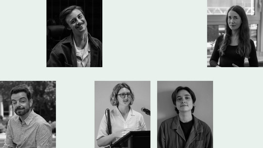 5 billeder af speakers på mintgrøn baggrund
