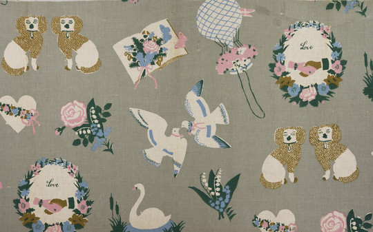 Stoftryk med motiver af duer, blomsterkranse, hunde og svaner