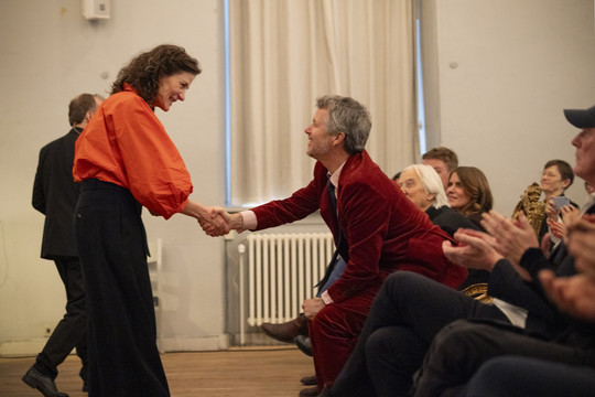 Kvinde trykker hånd med mand