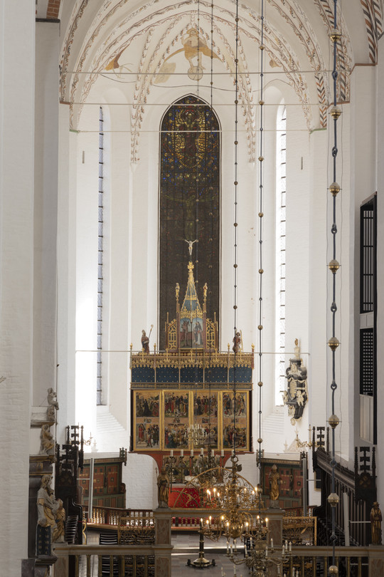 Oversigtsbillede af Aarhus Domkirkes kor med glasmaleriet bag altertavlen