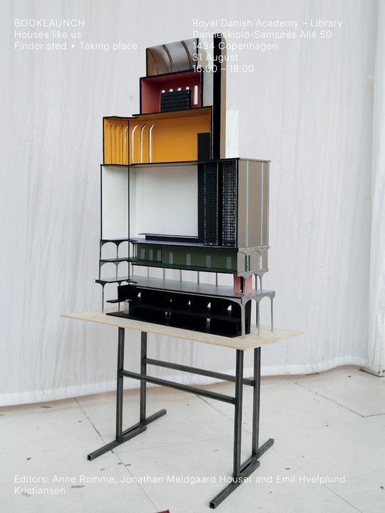 Arkitektonisk model med stablede rum og buede elementer på et bord.