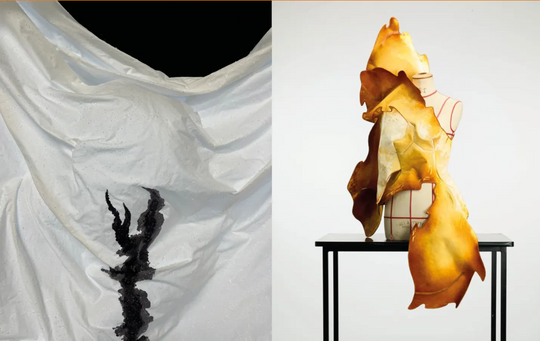 Collage: Hvidt draperet tekstil med sort motiv og ravfarvet, skulpturel beklædning på gine.