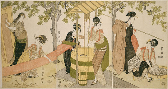 Japansk træsnit i tre dele med seks kvinder, der arbejder med tekstiler i en have.