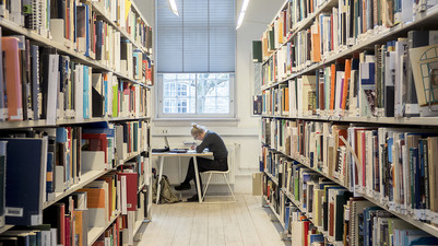 Studieplads i bibliotekssalen 