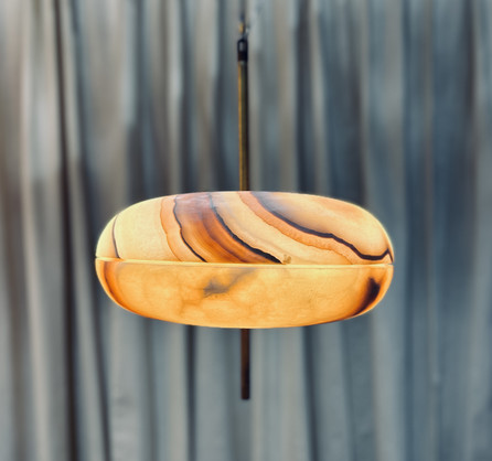 gylden lampe med blå baggrund